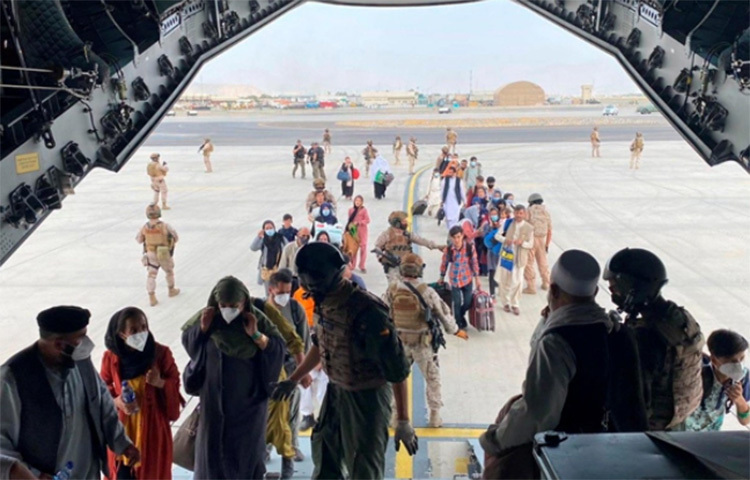 তালেবান কাবুল দখলের পর আফগানিস্তান থেকে ১৮ হাজারের বেশি মানুষ সরিয়ে নেয়া হয়েছে। দেশটিতে প্রায় দুই দশক কথিত শান্তিরক্ষার মিশনে অবস্থান করা ন্যাটো বাহিনীর এক কর্মকর্তা বার্তা সংস্থা রয়টার্সকে এ তথ্য জানিয়েছেন। ছবি: সংগৃহীত
