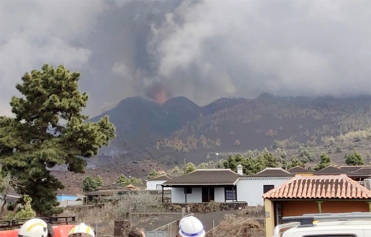 স্পেনের ক্যানেরি দ্বীপপুঞ্জের আগ্নেয়গিরিতে নতুন আরেকটি গর্ত থেকে অগ্নুৎপাত শুরু হওয়ায় লা পালমা দ্বীপের সব ফ্লাইট বন্ধ করা হয়েছে। শুক্রবার বিভিন্ন রুটে সাতটি ফ্লাইট পরিচালনা করার কথা ছিল। কিন্তু আকাশ কালো ধোঁয়ায় ঢেকে যাওয়ায় তা বাতিল করা হয়েছে। ছবি: সংগৃহীত