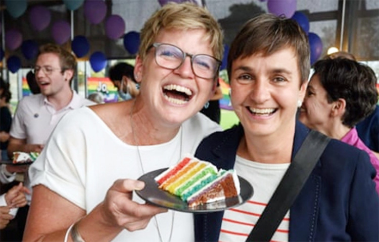 সমকামী বিয়ের বিষয়টিকে সমর্থন জানিয়েছেন সুইজারল্যান্ডের অধিকাংশ মানুষ। শুধু তাই নয় সন্তান দত্তকও নিতে পারবেন সমকামী যুগল। স্থানীয় সময় রোববার অনুষ্ঠিত গণভোটের রায়ে এমন মত দিয়েছেন দেশটির নাগরিকরা। ছবি: সংগৃহীত