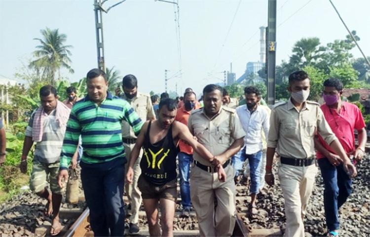 ভারতীয় সীমান্তরক্ষী বাহিনীর (বিএসএফ) এক সদস্যের বাড়িতে ডাকাতির ঘটনা ঘটেছে। আগ্নেয়াস্ত্র ঠেকিয়ে ডাকাতরা ওই বাড়ির সদস্যদের মারধর করেছে। নগদ টাকা ও গহনা লুট করে নিয়ে গেছে ডাকাতরা। তবে ফিল্মি কায়দায় ঘটনাস্থলে পৌঁছে তিনজনকে গ্রেফতার করতে সক্ষম হয়েছে পুলিশ। এই ঘটনায় পশ্চিমবঙ্গের ত্রিবেনী পালপাড়ায় চাঞ্চল্য তৈরি হয়েছে। ছবি: সংগৃহীত