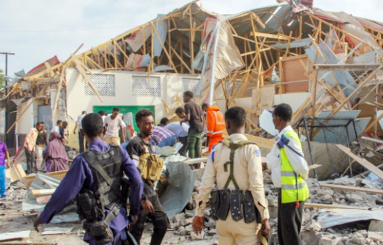 সোমালিয়ার রাজধানী মোগাদিসুতে একটি ভয়াবহ বিস্ফোরণের ঘটনা ঘটেছে। এতে পাঁচজন নিহত এবং আরও ২৩ জন আহত হয়েছে। প্রত্যক্ষদর্শীরা জানিয়েছেন, আজ সকালের দিকে ওই বিস্ফোরণের ঘটনা ঘটে। ছবি: সংগৃহীত