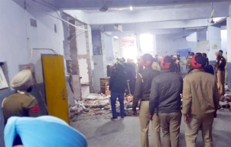 ভারতের পাঞ্জাব প্রদেশের লুধিয়ানা জেলা আদালতে ভয়াবহ বিস্ফোরণে অন্তত দুইজন নিহত হয়েছেন। ওই ঘটনায় আরও চারজন গুরুতর জখম হয়েছেন বলে ভারতীয় গণমাধ্যম এনডিটিভির এক প্রতিবেদনে নিশ্চিত করা হয়। ছবি: সংগৃহীত