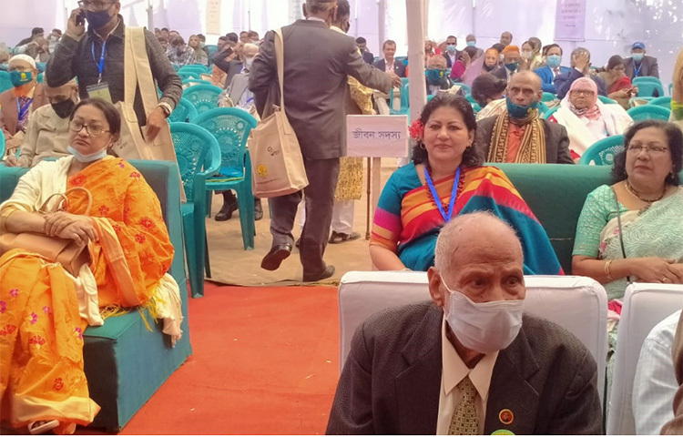 বাংলা একাডেমির সাধারণ পরিষদের চুয়াল্লিশতম বার্ষিক সভায় আমন্ত্রিত সদস্য ও ফেলোদের একাংশ। ছবি: মিজানুর রহমান মিথুন