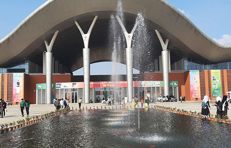 রাজধানীর পূর্বাচলে শুরু হয়েছে ঢাকা আন্তর্জাতিক বাণিজ্য মেলা। আজ মেলার প্রথমদিন। এদিন পরিবারসহ রাজধানীর ধানমন্ডি থেকে মেলায় এসেছেন একরামুল হক। মেলায় প্রবেশ করে হতাশ হয়েছেন তিনি। কারণ ভেতরে তখনও মেলার পস্তুতির কাজ চলছিল। কোনো স্টল বা প্যাভেলিয়ান বিক্রি বা প্রদর্শনের জন্য তখনও পুরোপুরি তৈরি নয়। ছবি: বিপ্লব দিক্ষিৎ