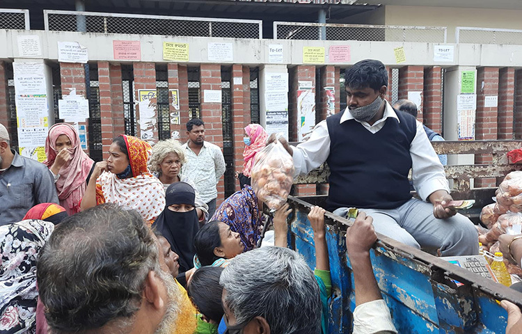 রাজধানীর আজিমপুর এলাকায় টিসিবির পণ্য বিক্রির ট্রাকের কাছে প্রায়ই এভাবে ভিড় লেগে থাকে। ছবি: মনিরুজ্জামান উজ্জ্বল
