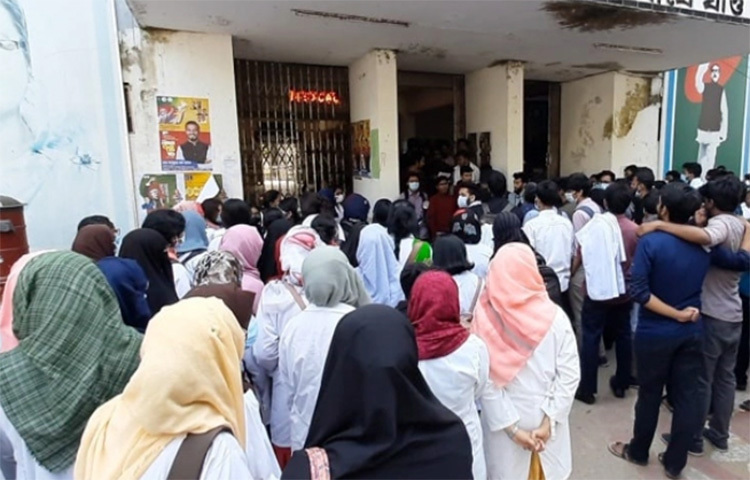 নয় দফা দাবিতে ক্লাস বর্জন করে আন্দোলন করেছেন ময়মনসিংহ মেডিকেল কলেজ (মমেক) শিক্ষার্থীরা। দাবি আদায় না হওয়া পর্যন্ত আন্দোলন অব্যাহত রাখার ঘোষণা দিয়েছেন তারা। আজ দুপুর ১২টা থেকে ১টা পর্যন্ত সব ধরনের ক্লাস বর্জন করে কলেজ ক্যাম্পাস ও অধ্যক্ষের রুমের সামনে আন্দোলন করেন শিক্ষার্থীরা। ছবি: মঞ্জুরুল ইসলাম