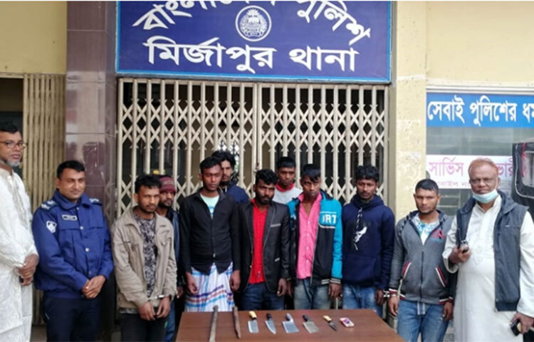 টাঙ্গাইলের মির্জাপুরে অভিযান চালিয়ে ডাকাত দলের ৯ সদস্যসহ ২১ জনকে গ্রেফতার করেছে পুলিশ। আজ রাতে ঢাকা-টাঙ্গাইল মহাসড়কের মির্জাপুর উপজেলা সদরের পুষ্টকামুরী মাঝিপাড়া এলাকায় অভিযান চালিয়ে ডাকাত দলের ৯ সদস্য এবং উপজেলার অন্যান্য এলাকা থেকে বিভিন্ন অপরাধে জড়িত আরও ১২ জনকে গ্রেফতার করা হয়। ছবি: এস এম এরশাদ