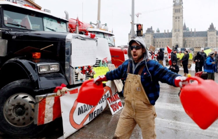 করোনার টিকা বাধ্যতামূলক করার প্রতিবাদে ট্রাক চালকদের আন্দোলনে কার্যত অচল হয়ে পড়েছে কানাডার ওন্টারিও রাজ্য। প্রায় দুই সপ্তাহ ধরে চলছে বিক্ষোভ কর্মসূচি। পরিস্থিতি নিয়ন্ত্রণে জারি রয়েছে জরুরি অবস্থা। তারপরও আন্দোলন অব্যাহত থাকায় এবার ট্রাক চালকদের ঘরে ফিরতে সতর্ক বার্তা উচ্চারণ করেছেন দেশটির প্রধানমন্ত্রী জাস্টিন ট্রুডো। ছবি: সংগৃহীত