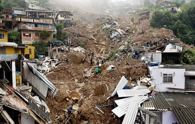 ব্রাজিলের রিও ডি জেনিরোয় প্রবল বৃষ্টিপাতের পর বন্যা ও ভূমিধসে অন্তত ৯৪ জন প্রাণ হারিয়েছেন। উদ্ধারকাজ এখনো চলায় মৃতের সংখ্যা আরও বাড়তে পারে বলে আশঙ্কাপ্রকাশ করেছেন রাজ্যের গভর্নর ক্লদিও কাস্ত্রো। ছবি: সংগৃহীত