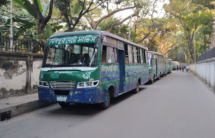 গণপরিবহনে ‘হাফ-পাস’ নিয়ে বাকবিতণ্ডার এক পর্যায়ে ঢাকা কলেজের তিন শিক্ষার্থীকে মারধরের ঘটনায় ‘মিরপুর মেট্রো সার্ভিস’ পরিবহনের নয়টি বাস আটক করে রেখেছেন বিক্ষুদ্ধ সহপাঠীরা। আজ বিকেল সাড়ে চারটার দিকে কলেজের প্রধান ফটকের সামনে মিরপুর রোড থেকে আসা এ বাসগুলো আটক করেন তারা। এরপর আটক বাসগুলো কলেজের পাশের নায়েমের গলিতে রাখা হয়। ছবি: জাগো নিউজ