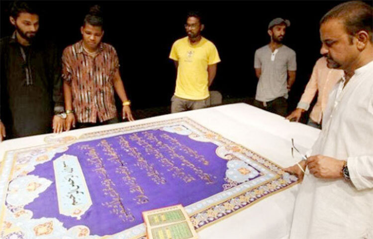 বিশ্বের ‘বৃহত্তম’ স্বর্ণখচিত কোরআন শরিফ প্রস্তুতে হাত দিয়েছেন পাকিস্তানের সুপরিচিত শিল্পী ও ভাস্কর শহিদ রাসাম। এরই মধ্যে কোরআনের উল্লেখযোগ্য একটি অংশ লেখা শেষ। ব্যক্তিগত উদ্যোগে এতদূর এগোলেও ব্যয়বহুল এ প্রকল্প শেষ করতে এখন সবার সহযোগিতা চান রাসাম। এজন্য গত সপ্তাহে করাচি প্রেস ক্লাবে সংবাদ সম্মেলন ডেকেছিলেন তিনি। ছবি: সংগৃহীত