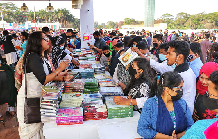 প্রিয় বই কিনছেন পাঠক। ছবি: মাহবুব আলম