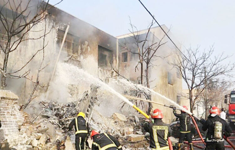 ইরানে একটি যুদ্ধবিমান বিধ্বস্ত হয়ে তিনজন নিহত হয়েছে। দেশটির তাবরিজ শহরে ওই দুর্ঘটনা ঘটেছে বলে আল জাজিরার এক প্রতিবেদনে নিশ্চিত করা হয়। বিমানটি বিধ্বস্ত হওয়ায় দুই পাইলট নিহত হন। এছাড়া পার্কিংয়ে একটি গাড়িতে বসে থাকা এক বেসামরিকও নিহত হয়েছেন। ছবি: সংগৃহীত