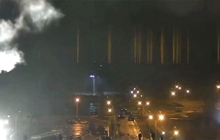 রুশ হামলায় জাপোরিঝিয়া পারমাণবিক বিদ্যুৎকেন্দ্রে লাগা আগুন নিভে গেলেও সেটি রুশ সেনারা দখলে নিয়েছে বলে দাবি করেছে ইউক্রেন কর্তৃপক্ষ। ছবি: সংগৃহীত