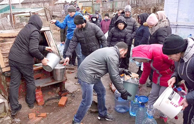 পূর্ব ইউক্রেনের মারিউপোল শহর প্রায় দুই সপ্তাহ ধরে বিশ্ব থেকে বিচ্ছিন্ন হয়ে আছে। সেখানে তীব্র লড়াইয়ের কারণে শহরের বাইরে থেকে কেউ সেখানে প্রবেশ বা বের হতে পারছেন না। সাহায্য-সহায়তা নিয়ে আসা বিভিন্ন যানবাহনকেও শহরের ভেতরে ঢুকতে দেওয়া হচ্ছে না। ছবি: সংগৃহীত