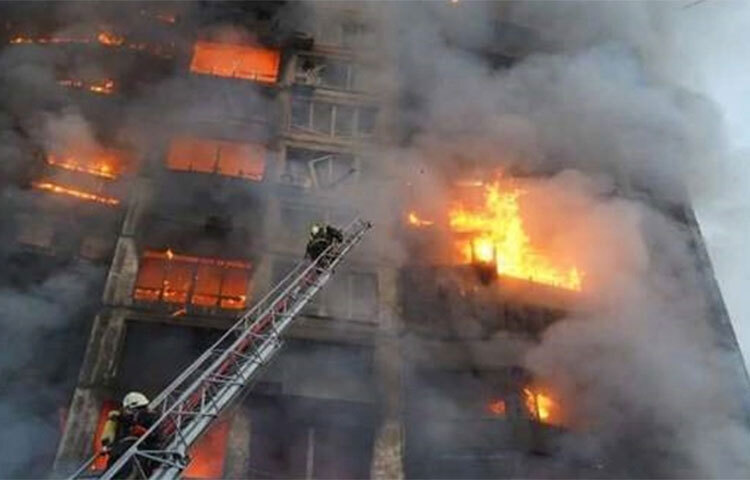 ইউক্রেনের রাজধানী কিয়েভের একটি বহুতল ভবনে হামলার ঘটনায় কমপক্ষে দুজন নিহত হয়েছে। জরুরি সেবা বিভাগ জানিয়েছে, রাজধানী বেশ কিছু এলাকায় হামলা চালানো হয়েছে। ছবি: সংগৃহীত