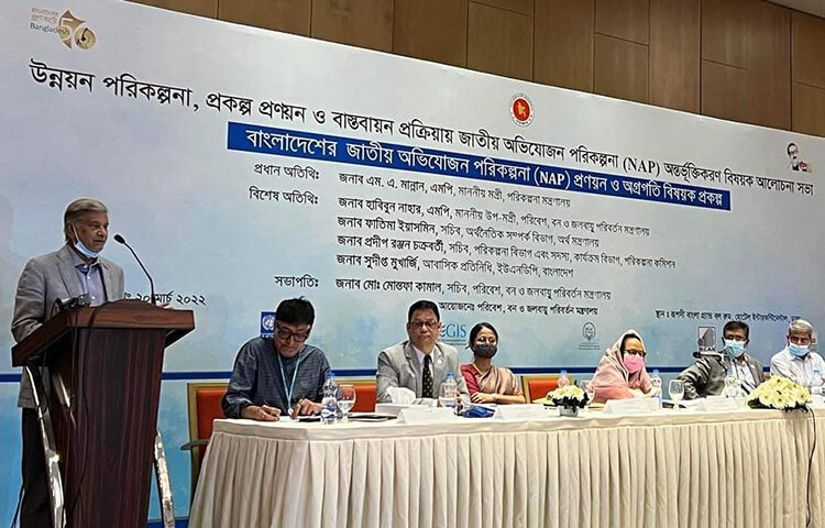 জাতীয় প্রেস পরিকল্পনামন্ত্রী এম এ মান্নান বলেছেন, ভবন নির্মাণে ইটের পরিবর্তে বালু, সিমেন্ট ও নুড়ি পাথরের বøক ব্যবহার বাড়াতে হবে। আজ রাজধানীর ইন্টারকন্টিনেন্টাল হোটেলের রূপসী বাংলা গ্র্যান্ড বলরুমে ‘উন্নয়ন পরিকল্পনা, প্রকল্প প্রণয়ন ও বাস্তবায়ন প্রক্রিয়ায় জাতীয় অভিযোজন পরিকল্পনা অন্তর্ভুক্তিকরণ’ বিষয়ক এক আলোচনায় তিনি এসব কথা বলেন। ছবি: বিপ্লব দিক্ষিৎ