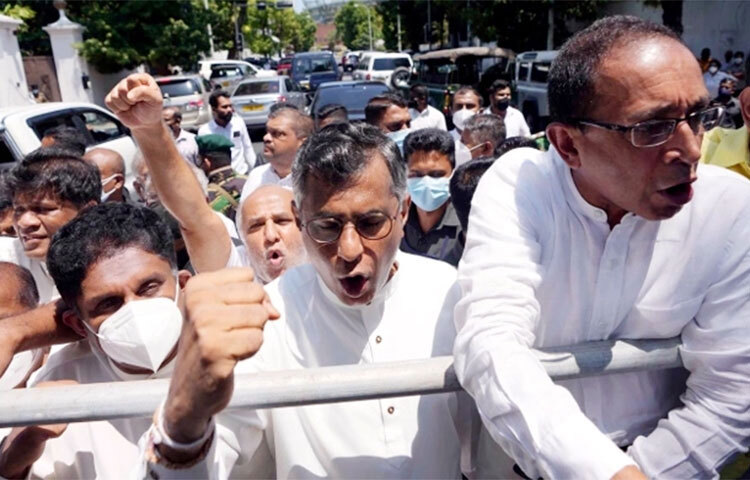 চলমান অস্থিরতা নিয়ন্ত্রণে সামাজিকমাধ্যম বন্ধের পাশাপাশি কারফিউ জারি করেছে শ্রীলঙ্কার সরকার। তবে এসব বিধিনিষেধ ভেঙে দেশটির প্রেসিডেন্ট রাজাপাকসের পদত্যাগের দাবিতে রাজধানী কলম্বোতে বিক্ষোভ শুরু করেছে নাগরিকরা। আল-জাজিরার এক প্রতিবেদনে এ তথ্য জানানো হয়। ছবি: সংগৃহীত