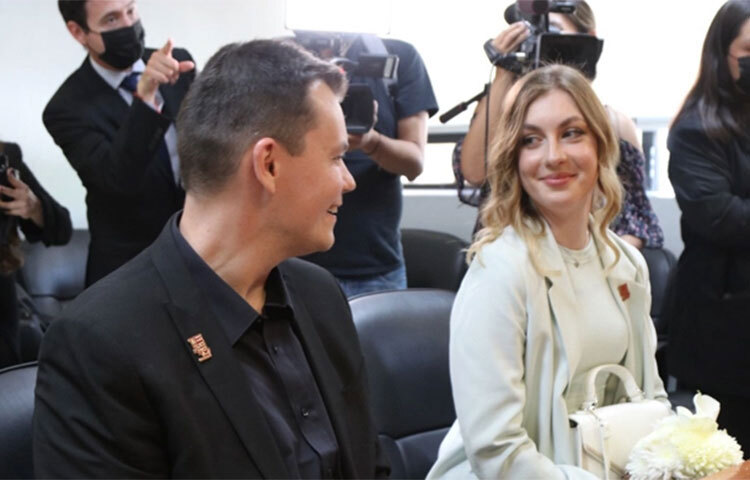 ভালোবাসা মানে না কোনো বাধা, এমনকি যুদ্ধও তার সামনে প্রতিবন্ধকতা হতে পারে না- এ কথাই যেন আবার প্রমাণ করলেন এক রুশ প্রেমিক ও ইউক্রেনীয় প্রেমিকা। দুই দেশের মধ্যে যুদ্ধ চলাকালেই বিয়ের পিঁড়িতে বসলেন এ যুগল, তা-ও আবার স্বদেশ থেকে প্রায় ১০ হাজার কিলোমিটার পাড়ি দিয়ে সুদূর মেক্সিকো গিয়ে। ছবি: সংগৃহীত