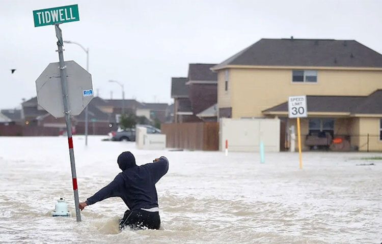 দক্ষিণ আফ্রিকায় বন্যায় এখন পর্যন্ত চার শতাধিক মানুষের মৃত্যু হয়েছে। এছাড়া গৃহহীন হয়ে পড়েছে আরও ৪০ হাজার মানুষ। শক্তিশালী ঝড়ের প্রভাবে ভারি বৃষ্টি ও বন্যায় বাড়ি-ঘর এবং রাস্তা-ঘাট ভেসে গেছে। ছবি: সংগৃহীত