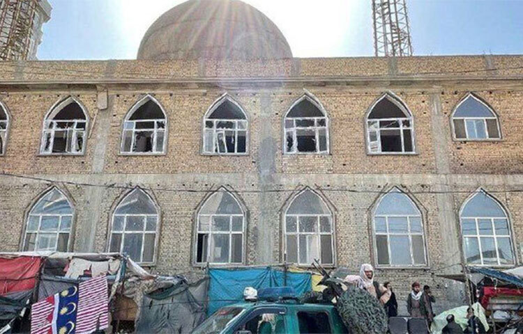 আফগানিস্তানের উত্তরাঞ্চলীয় শহর মাজার-ই-শরিফে একটি শিয়া মসজিদে শক্তিশালী বিস্ফোরণে কয়েক ডজন মুসল্লি নিহত হয়েছেন। আহত হয়েছেন আরও অনেকে। বলখ প্রদেশের তথ্য ও সংস্কৃতি বিভাগের প্রধান জাবিহুল্লাহ নুরানি বার্তা সংস্থা এএফপি’কে জানিয়েছেন, প্রাথমিকভাবে অন্তত ২৫ জন নিহত হওয়ার খবর পাওয়া গেছে। ছবি: সংগৃহীত