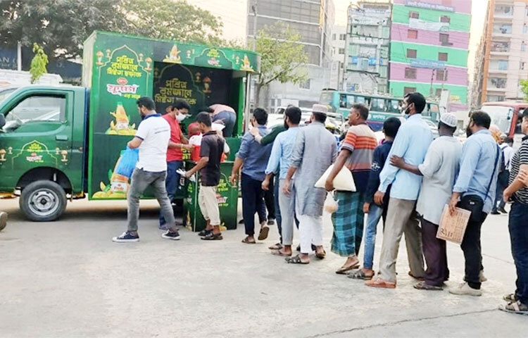 যানজট ছাড়াও দৈনন্দিন নানাবিধ ব্যস্ততার কারণে অনেক রোজাদারকে ইফতারের মুহূর্তে সড়কে কাটাতে হচ্ছে। এ সময়ে রোজাদারদের স্বস্তি দিতে রাজধানীর বিভিন্ন পয়েন্টে ইফতার সামগ্রী বিতরণ করছে দেশের জনপ্রিয় ফ্রুট ড্রিংকস ব্র্যান্ড ‘প্রাণ ফ্রুটো’। ছবি: জগো নিউজ