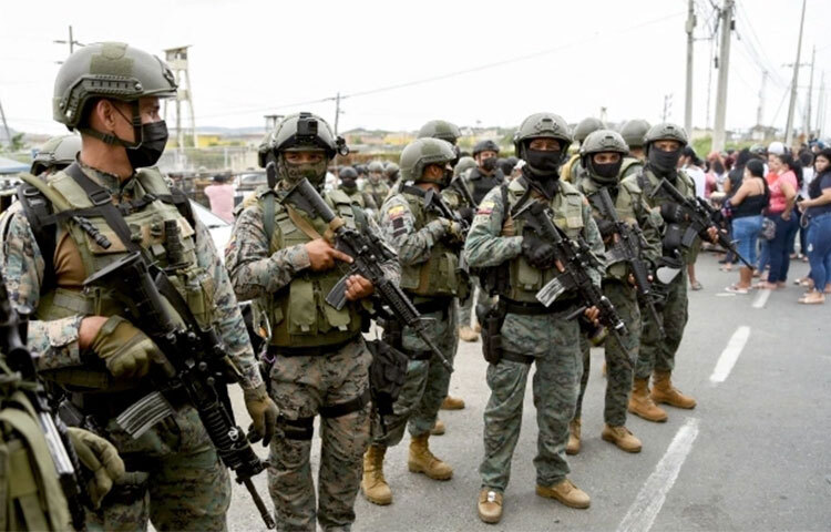 মাদক সংক্রান্ত সহিংসতার জেরে ইকুয়েডরের তিনটি রাজ্যে জরুরি অবস্থা ঘোষণা করেছেন দেশটির প্রেসিডেন্ট গুইলারমো লাসো। বিপুল সংখ্যক পুলিশ ও সেনা মোতায়েন করা হয়েছে এসব রাজ্যে। ছবি: সংগৃহীত