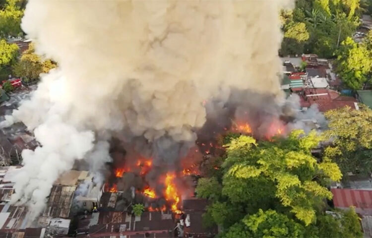 ফিলিপাইনের একটি জনাকীর্ণ বসতিতে অগ্নিকাণ্ডে ৮ জন নিহত হয়েছে। এর মধ্যে ছয়জনই শিশু দেশটির রাজধানী ম্যানিলার কাছে একটি আবাসিক এলাকায় একসঙ্গে অনেকগুলো ঘরে আগুন লেগে যায়। ছবি: সংগৃহীত