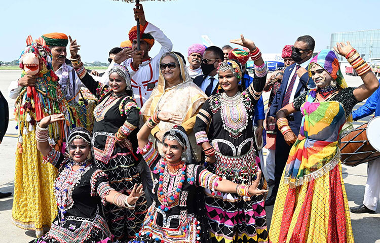 ভারতের জয়পুর আন্তর্জাতিক বিমানবন্দরে পৌঁছালে প্রধানমন্ত্রী শেখ হাসিনাকে রাজস্থানের ঐতিহ্যবাহী সাংস্কৃতিক দল স্বাগত জানায়। ছবি: পিআইডি