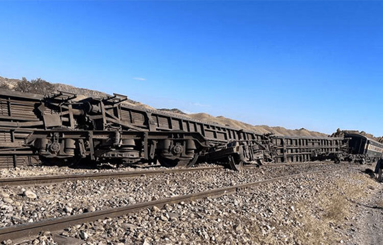 পাকিস্তানের দক্ষিণ-পশ্চিমাঞ্চলীয় প্রদেশ বেলুচিস্তানে রেললাইনের পাশে বোমা বিস্ফোরণের ঘটনা ঘটেছে। এতে চলন্ত একটি ট্রেন লাইনচ্যুত হয়েছে। দেশটির কর্মকর্তারা এ ঘটনায় এখন পর্যন্ত আটজনের আহত হওয়ার খবর জানিয়েছে। ছবি: সংগৃহীত