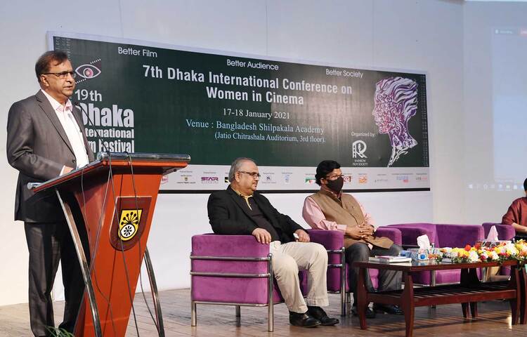 সংস্কৃতি প্রতিমন্ত্রী কে এম খালিদ এমপি আজ সকালে রাজধানীর শিল্পকলা একাডেমির জাতীয় চিত্রশালা মিলনায়তনে ‘ঊনবিংশ ঢাকা আন্তর্জাতিক চলচ্চিত্র উৎসব ২০২১’ এর অংশ হিসাবে ‘রইনবো ফিল্ম সোসাইটি’ আয়োজিত দুই দিনব্যাপী কনফারেন্সের উদ্বোধন করেন। ছবি: সংস্কৃতিবিষয়ক মন্ত্রণালয়