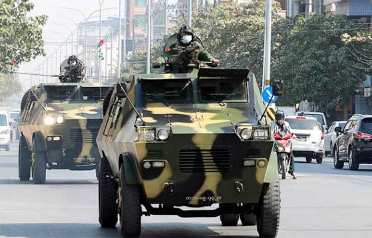 মিয়ানমারে সেনাবাহিনী ক্ষমতা গ্রহণের পর প্রতিদিন সেদেশের গুরুত্বপূর্ণ রাস্তায় এভাবে সেনা সদস্যদের টহল চলছে। ছবি: সংগৃহীত