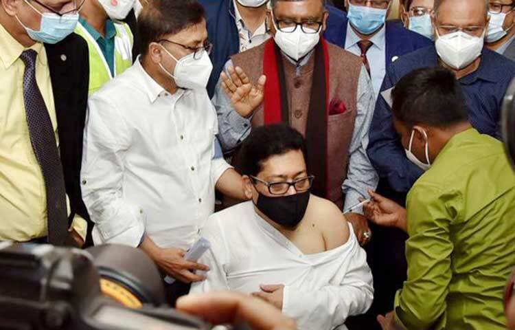 জনপ্রশাসনমন্ত্রী ফরহাদ হোসেন ঢাকায় শেখ রাসেল গ্যাস্ট্রোলিভার ইনস্টিটিউট ও হাসপাতালে করোনা টিকা গ্রহণ করেন। ছবি: পিআইডি