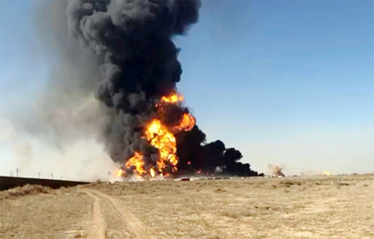 আজ করোনা ভ্যাকসিন নিয়েছেন জনপ্রিয় অভিনেতা চঞ্চল চৌধুরী। ভ্যাকসিন নেয়ার ছবি তার ফেসবুকে পোস্ট করে লিখেছেন, ‘হাসি মুখে করোনা ভ্যাকসিন গ্রহণ... ভ্যাকসিন নিন, সুরক্ষিত থাকুন.... সবার জন্য ভালোবাসা’। ছবি: সংগৃহীত