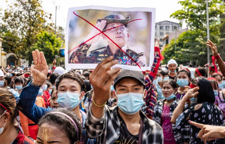 মিয়ানামের সেনা শাসন বিরোধী এক বিক্ষোভকারী মারা গেছেন। দেশটিতে এখনও বিক্ষোভ চলছে। ছবি: সংগৃহীত