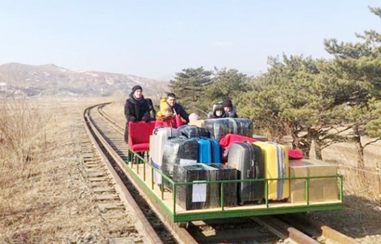 ৩৪ ঘণ্টার বেশি সময় ধরে চেষ্টা চালিয়ে উত্তর কোরিয়া থেকে দেশে ফিরেছেন আট রুশ দূতাবাস কর্মী এবং তাদের পরিবারের সদস্যরা। ওই কর্মীরা পিয়ংইয়ংয়ে রুশ দূতাবাসে কর্মরত ছিলেন। ছবি: সংগৃহীত