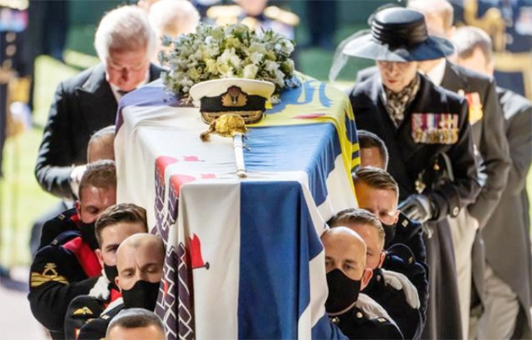 ব্রিটেনের উইন্ডসর দুর্গে রানি এলিজাবেথের প্রয়াত স্বামী ডিউক অব এডিনবরা প্রিন্স ফিলিপের শেষকৃত্য সম্পন্ন হয়েছে। উইন্ডসর দুর্গের ভেতরে অবস্থিত সেন্ট জর্জেস চ্যাপেলে তাকে সমাহিত করা হয়েছে। ছবি: সংগৃহীত