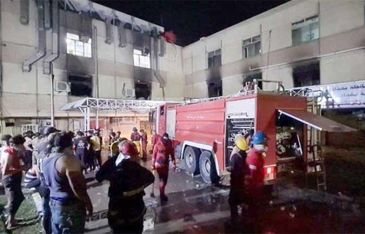 ইরাকের একটি করোনা হাসপাতালে অগ্নিকাণ্ডের ঘটনায় কমপক্ষে ২৩ জনের মৃত্যু হয়েছে। রাজধানী বাগদাদে ওই দুর্ঘটনা ঘটেছে। এতে আরও ডজনখানেক মানুষ অগ্নিদগ্ধ হয়েছে। ছবি: সংগৃহীত