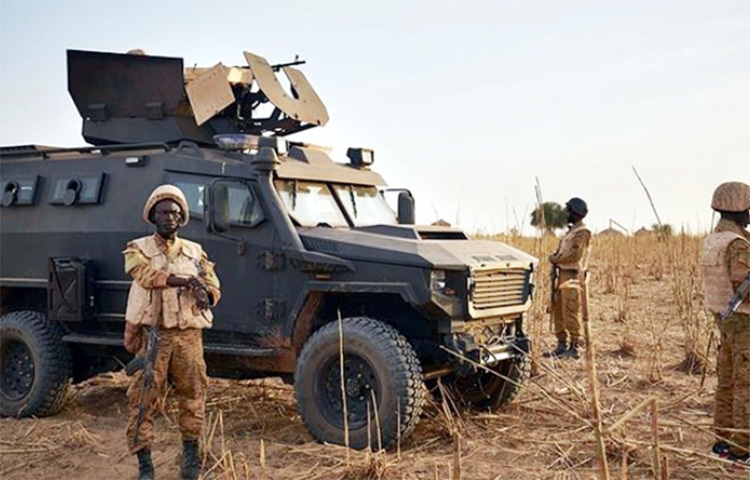 পশ্চিম আফ্রিকার দেশ বুরকিনা ফাসোতে বন্দুকধারীদের গুলিতে কমপক্ষে ৩০ জন নিহত হয়েছে। বিদ্রোহীরা হামলার সময় গ্রামের বাড়ি-ঘরে আগুন ধরিয়ে দিয়েছে। সে সময় পালানোর চেষ্টা করা লোকজনকে এলোপাতাড়ি গুলি করা হয়। ছবি: সংগৃহীত