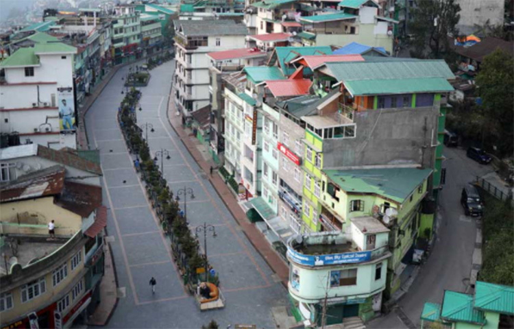 ভারতের বাকি রাজ্যগুলো মতো প্রবলভাবে না হলেও করোনাভাইরাসের দ্বিতীয় ঢেউ আছড়ে পড়েছে সিকিমেও। আজ থেকে সেখানে শুরু হয়েছে এই বিধিনিষেধ। আগামী ১৬ মে পর্যন্ত তা জারি থাকবে বলে জানিয়েছে সিকিম সরকার। ছবি: আনন্দবাজার