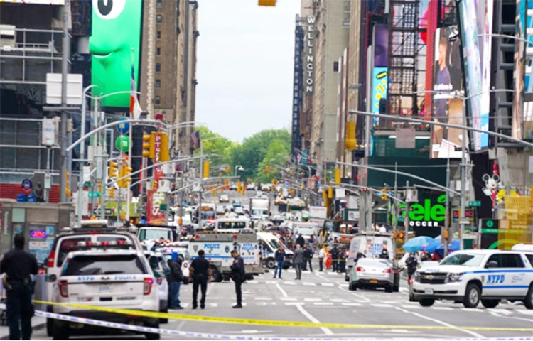 যুক্তরাষ্ট্রের নিউইয়র্ক শহরের টাইমস স্কয়ারে শনিবার গোলাগুলিতে এক শিশুসহ দুজন নারী আহত হয়েছেন। দেশটিতে নিয়মিত বন্দুক সহিংসতার সর্বশেষ ঘটনা এটি। ছবি: সংগৃহীত