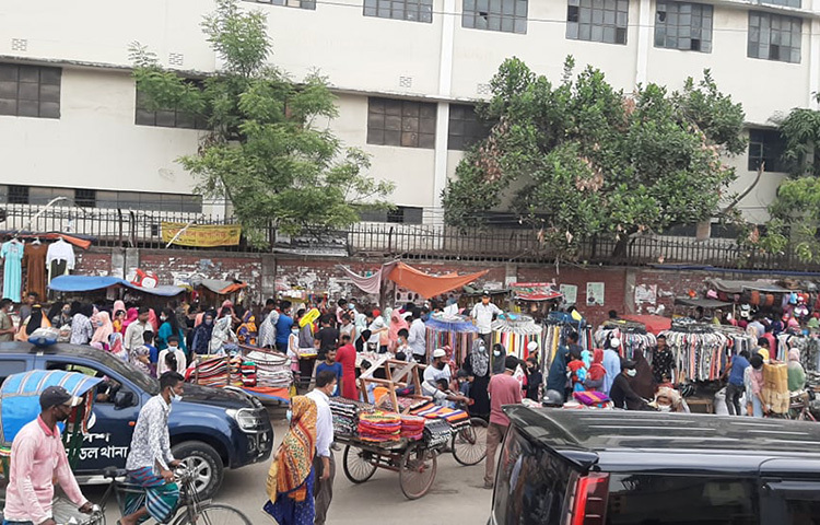 রাজধানীর ফুটপাতে ঈদেও কেনাকাটায় ব্যস্ত নগরীর স্বল্প আয়ে মানুষ। ছবি: জাগো নিউজ