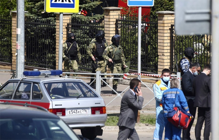 রাশিয়ায় একটি স্কুলে বন্দুকধারীদের হামলায় অন্তত ১১ জন নিহত এবং আরও কয়েকজন আহত হয়েছেন। পরিস্থিতি এখনো নিয়ন্ত্রণে আসেনি। স্কুলটিতে কমপক্ষে ছয়-সাতজনকে এক বন্দুকধারী জিম্মি করে রেখেছে বলে আশঙ্কা করা হচ্ছে। ছবি: সংগৃহীত