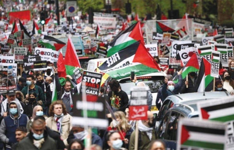 গাজায় ইসরায়েলি দখলদার বাহিনীর হামলার প্রতিবাদে যুক্তরাজ্যের লন্ডনে শনিবার হাজার হাজার মানুষ ইসরায়েলি দূতাবাসের সামনে বিক্ষোভ করেছেন। বিক্ষোভকারীদের মধ্যে কয়েকজনকে আটক করেছে পুলিশ। ছবি: সংগৃহীত