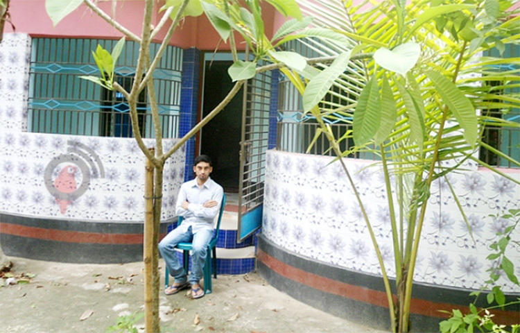 ফরিদপুর সরকারি রাজেন্দ্র বিশ্ববিদ্যালয় কলেজের সমাজবিজ্ঞান বিভাগের শেষবর্ষের ছাত্র অনল কুমার দাস। তিনি লেখাপড়ার পাশাপাশি টিউশনির অর্থ জমিয়ে একটি দৃষ্টিনন্দন একতলা বাড়ি নির্মাণ করে এক অনন্য দৃষ্টান্ত স্থাপন করেছেন। ছবি: জাগো নিউজ