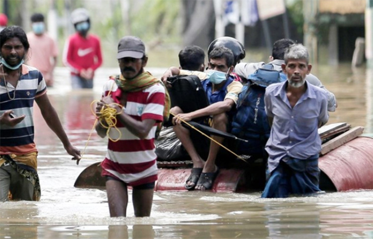শ্রীলঙ্কায় প্রবল বর্ষণের ফলে সৃষ্ট বন্যা ও ভূমিধসে অন্তত ১৭ জন মারা গেছেন। এছাড়া হাজার হাজার মানুষকে তাদের বাসস্থান থেকে অন্যত্র সরিয়ে নেয়া হয়েছে। ছবি: রয়টার্স