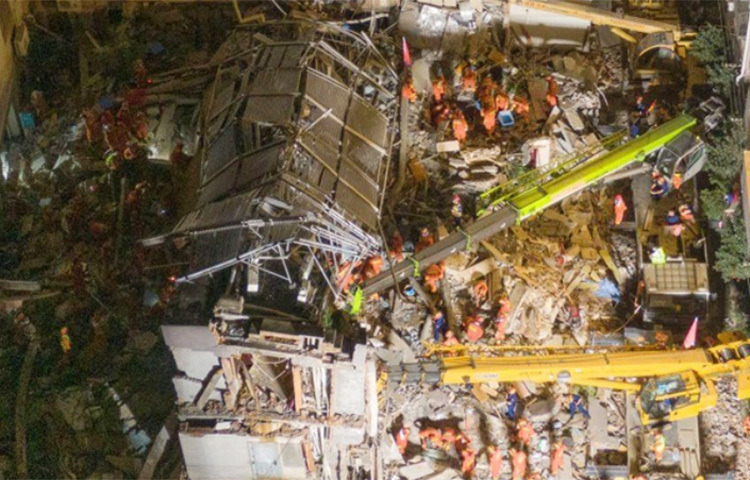 পূর্ব চীনের সুঝাউ শহরে একটি হোটেল ধসের পর এখন পর্যন্ত অন্তত ১৭ জনের মৃত্যুর খবর পাওয়া গেছে। ৩৬ ঘণ্টা অনুসন্ধান অভিযানের পর উদ্ধারকর্মীরা ২৩ জনকে ধ্বংসস্তূপ থেকে উদ্ধার করে যার মধ্যে ছয়জনকে জীবিত পাওয়া যায়। ছবি: সংগৃহীত