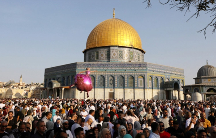 মঙ্গলবার আল আকসার জেরুজালেম আল-কুদস শহরের পুরনো অংশে ঈদুল আজহার নামাজ অনুষ্ঠিত হয়। ছবি: সংগৃহীত