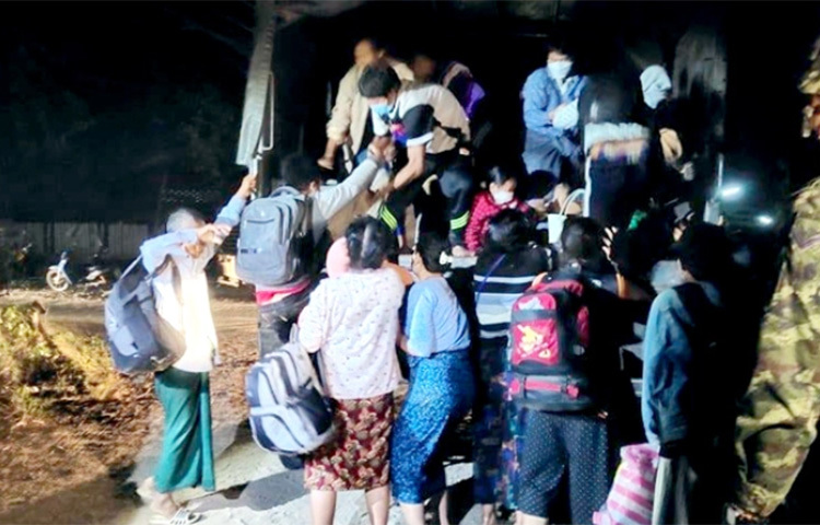 মিয়ানমার নতুন করে সামরিক বাহিনীর বিমান হামলা এবং ভারী গোলাবর্ষণের মুখে পালিয়ে প্রতিবেশী থাইল্যান্ডে আশ্রয় নিয়েছে কয়েক হাজার মানুষ। দেশটির থাইল্যান্ড সীমান্তবর্তী কারেন প্রদেশে সপ্তাহখানেক ধরে চলা সংঘর্ষের কারণে ভিনদেশ পালাতে বাধ্য হয়েছেন তারা। ছবি: সংগৃহীত