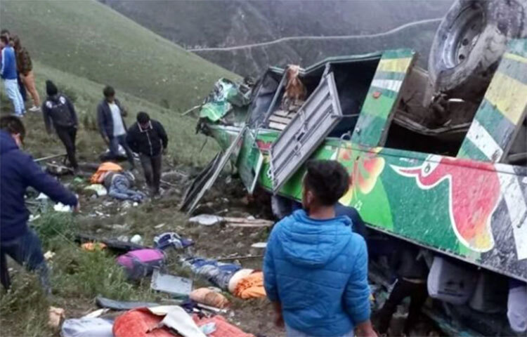 পেরুতে একটি বাস দুর্ঘটনার কারণে চার বছরের এক শিশুসহ অন্তত ২০ জন নিহত হয়েছেন। এ ঘটনায় আহত হয়েছেন আরও ৩০ জন। আজ দেশটির কর্তৃপক্ষ জানিয়েছে উত্তরাঞ্চলে এ দুর্ঘটনা ঘটে। ছবি: সংগৃহীত